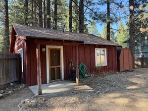 Building Photo - Quiet private one level cabin