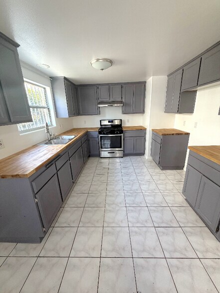 Building Photo - 1503 W Adams Blvd