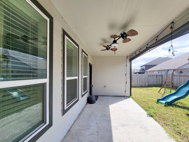 Building Photo - Live comfortably in this stunning Lake Rid...