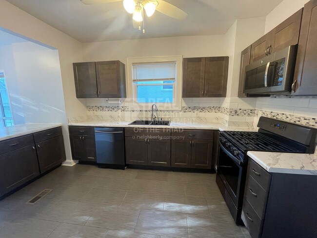Building Photo - Unbelievable 4bd/2ba Home right next to NC...