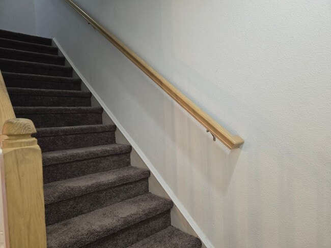 Building Photo - 2 bedroom 2.5 bath townhome