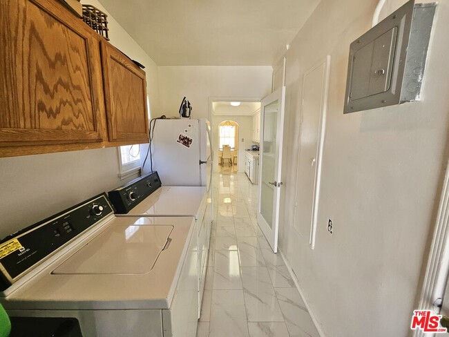 Building Photo - 2211 W 78th Pl