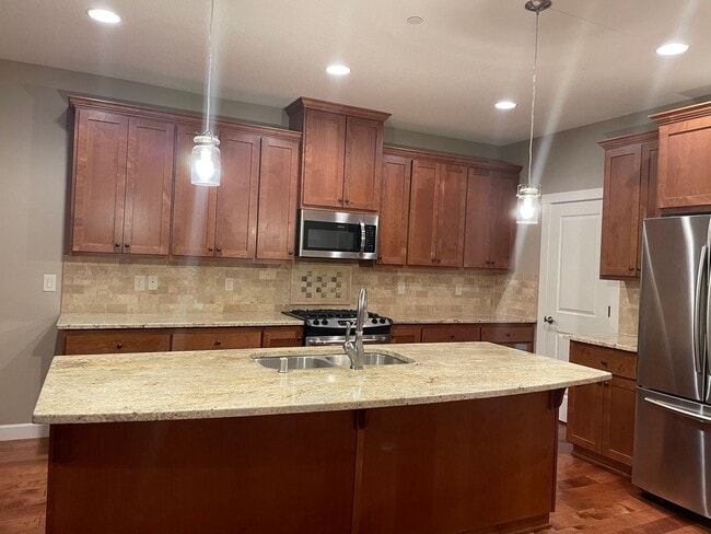 Building Photo - BEAUTIFUL LUXURY Style Townhouse with a go...
