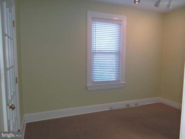 Building Photo - 510 Maple St