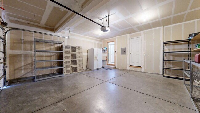 Building Photo - Spacious 3-Bed,2.5-Bath Home with Fenced Yard