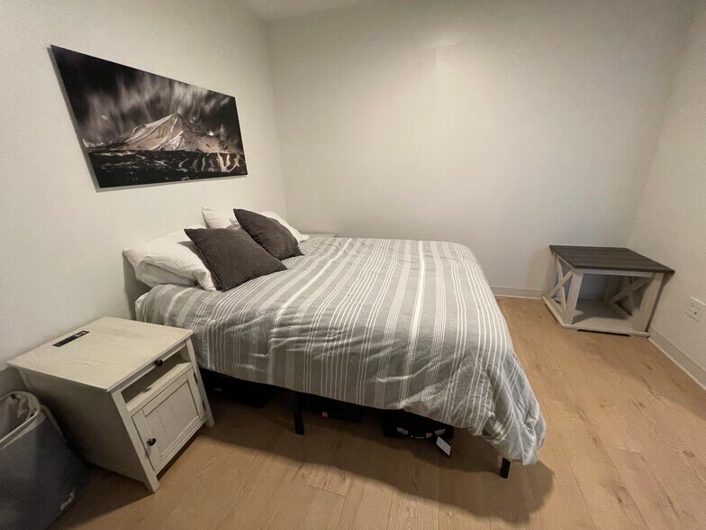 one bedroom - 718 W Babcock St