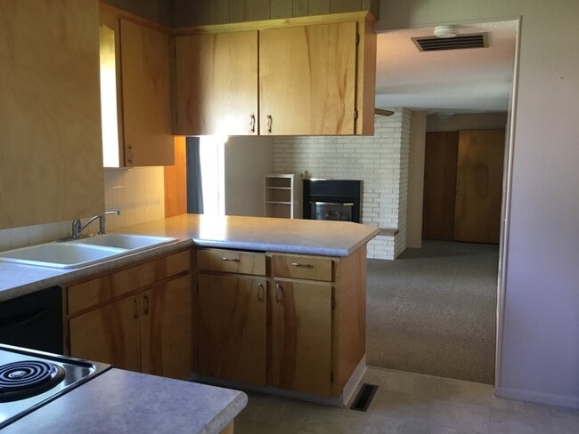 Building Photo - Super Cute..1607 sq. ft 3 Bedroom, 2.5 bat...
