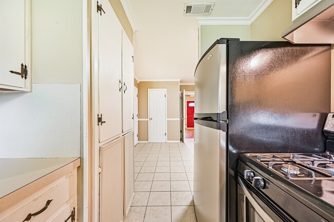 Building Photo - 807 Temple Dr