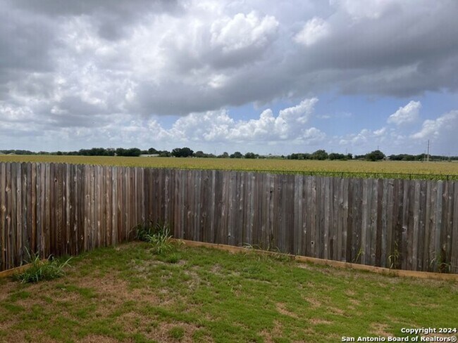Building Photo - Luxury duplex in Seguin