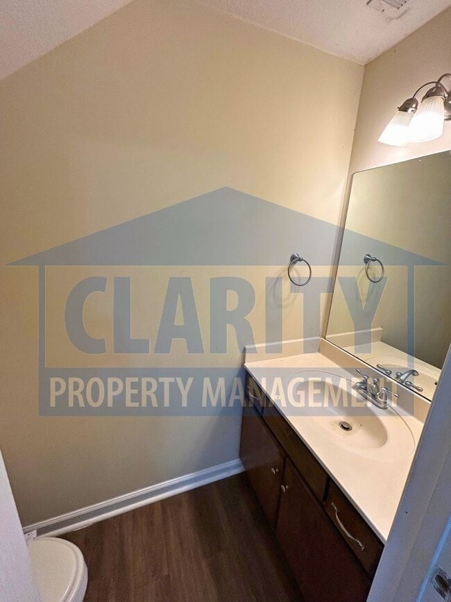 Building Photo - Conveniently located 2 bedroom townhome!