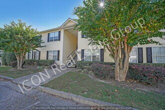Building Photo - 3/2 Ground Floor apartment with new flooring and freshly painted!!