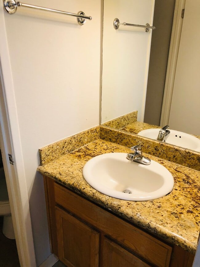 Building Photo - Great looking condo in a nice and clean complex