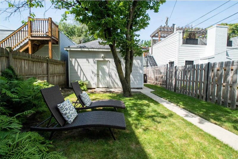 Building Photo - 1916 W Roscoe St