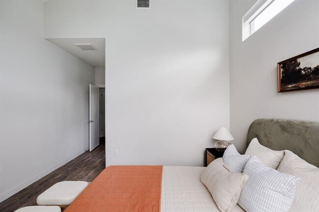 Building Photo - 801 N Bluff Dr