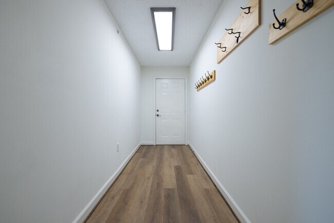 Building Photo - Renovated Condo in Harts Cove!