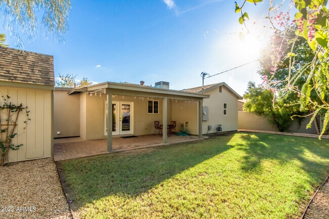 Building Photo - 1106 W Glenrosa Ave