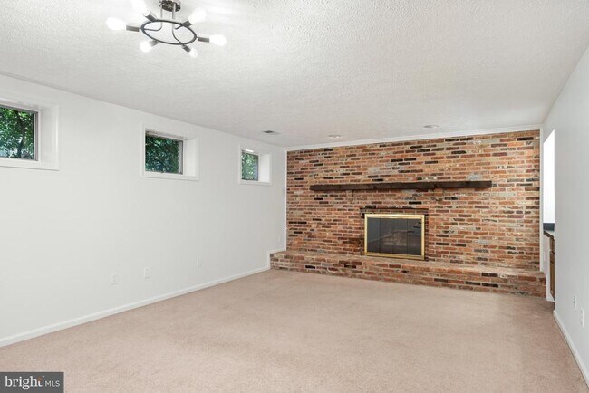 Building Photo - 1250 Pine Hill Rd