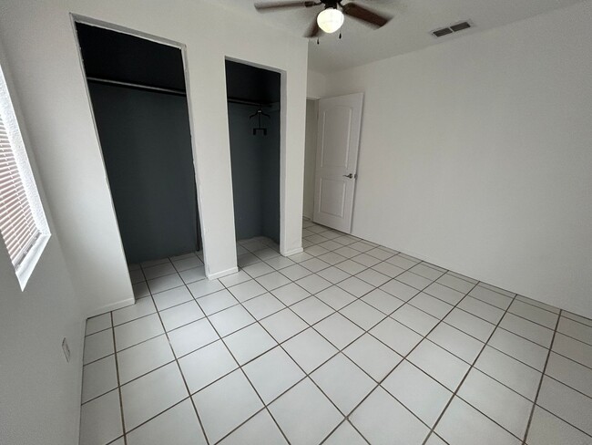 Building Photo - 609 E 6th St