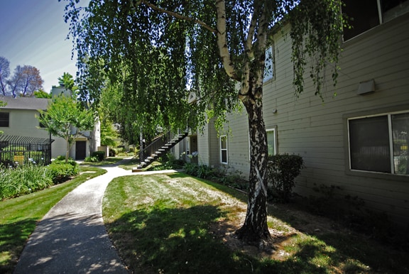 Building Photo - REDUCED - 1 bedroom 1 bath unit.