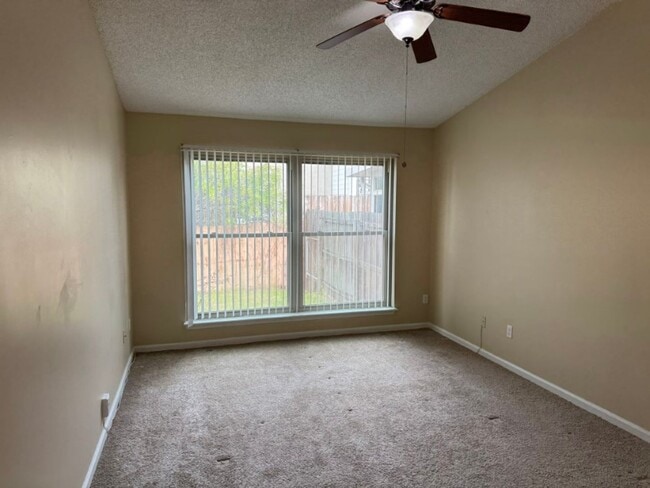 Building Photo - Home For Rent