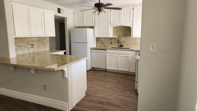 Building Photo - Great Centrally located 3 bedroom home wit...