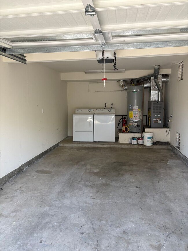 Building Photo - Great West Petaluma 2/1.5 Home - 422B Upham Street