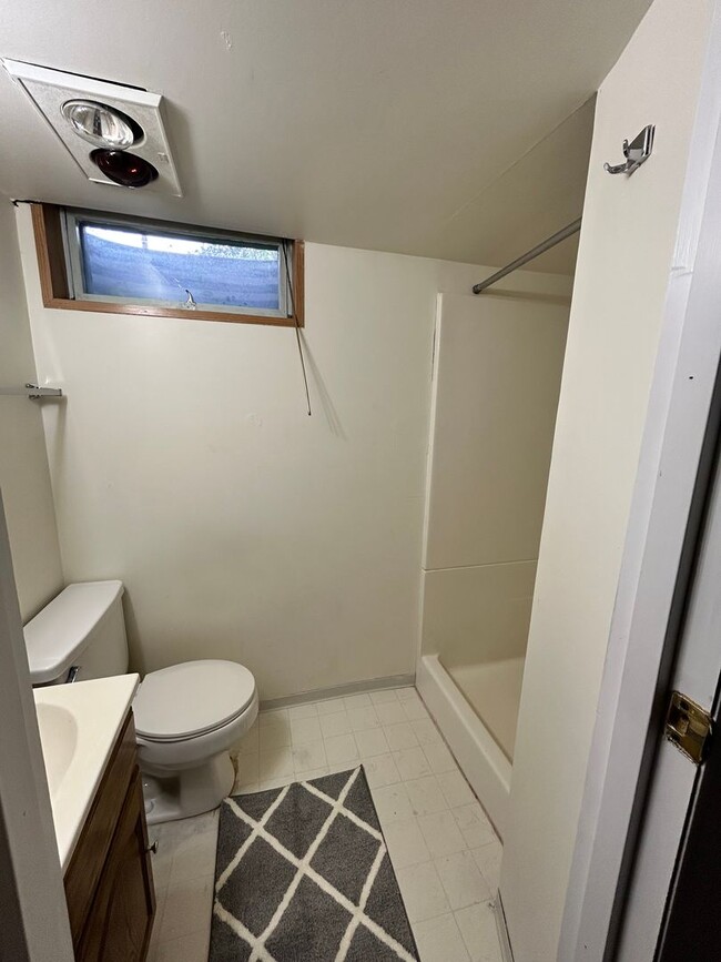 Building Photo - Adorable midtown home!