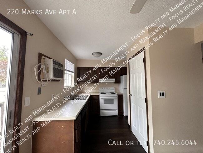 Building Photo - 220 Marks Ave