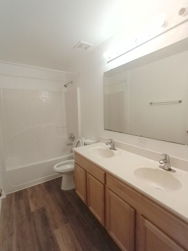 Building Photo - Spacious 4 bedrooms 2.5 baths single-family home Located in Orlando FL!!