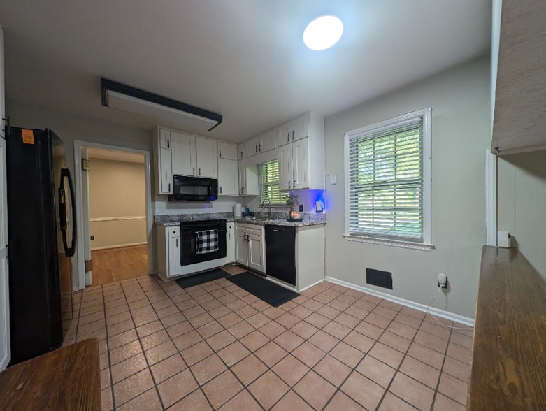 Building Photo - 2322 Chevy Chase Ln