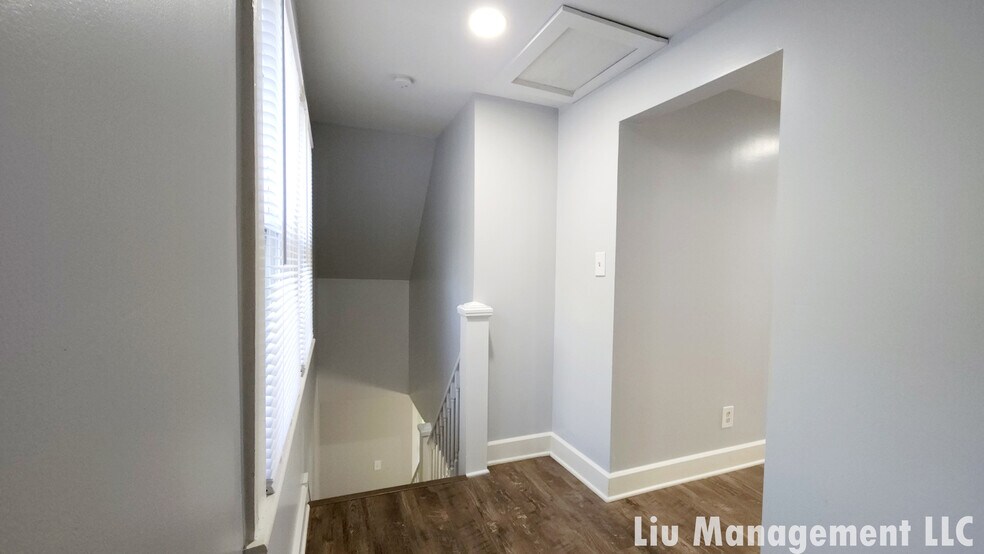 Building Photo - 1029 N Holmes Ave