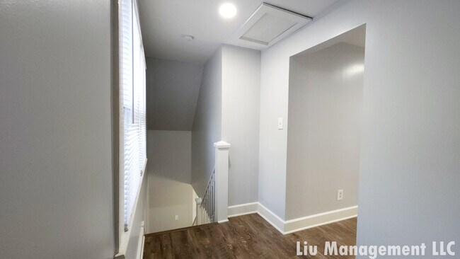 Building Photo - 1029 N Holmes Ave