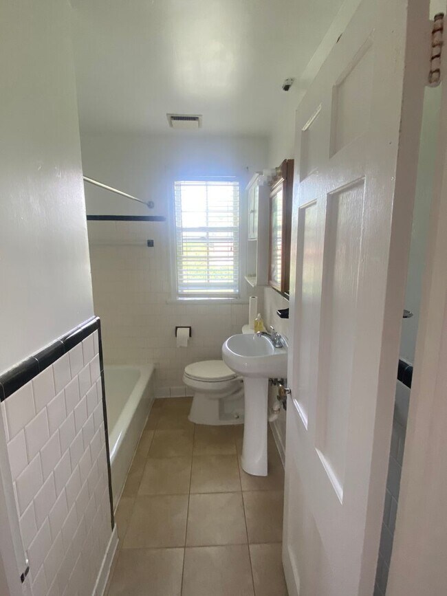 Building Photo - Adorable Capecod 4 bdrm/1.5 bath Home w/Office Located on Monument Ave. Near Willow Lawn!