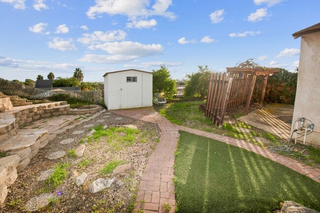 Building Photo - Long Term unfurnished rental!