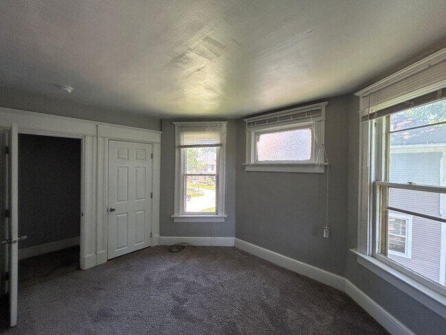 Building Photo - 3 bedroom 1 bath house in Davenport