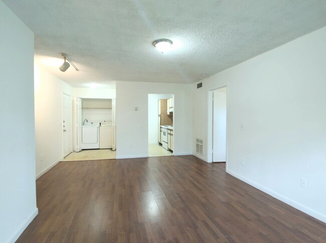 Building Photo - Spacious 1 bedroom 1 bath unit