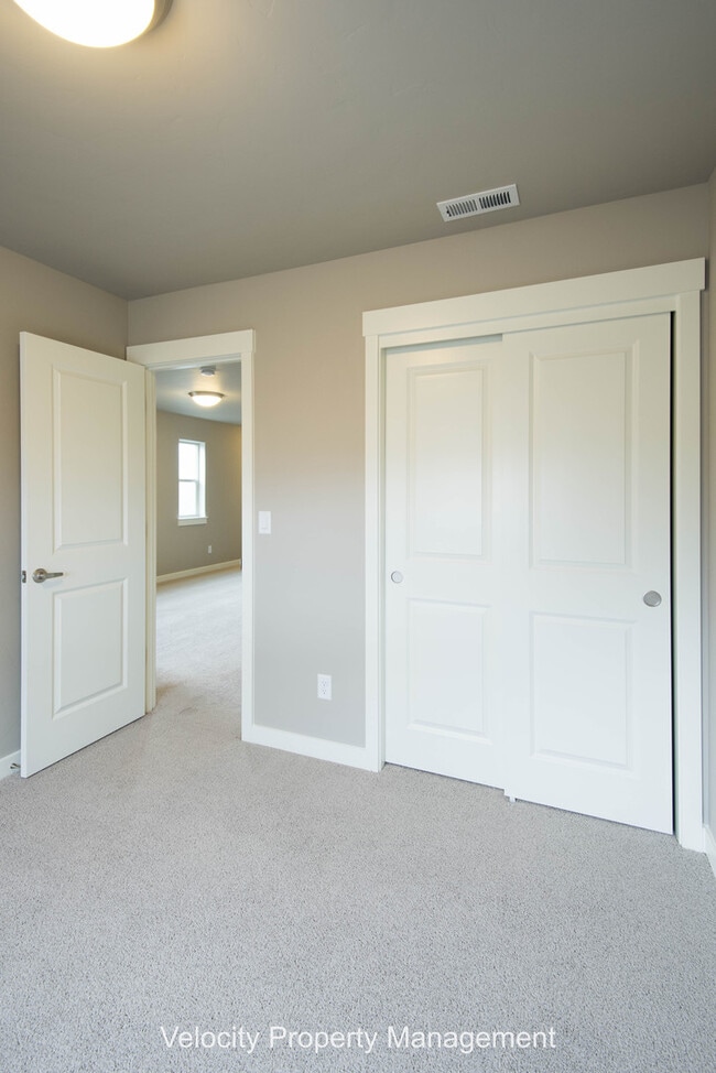 Building Photo - Beautiful Home in the Lovely Bridges Neighborhood.