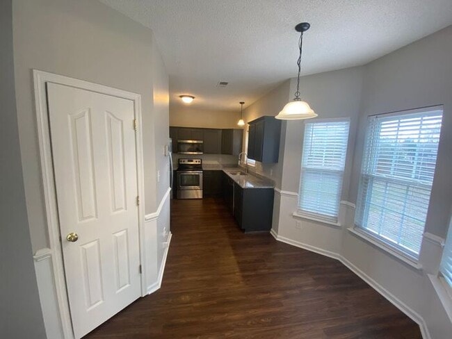 Building Photo - You can't miss this DEAL!