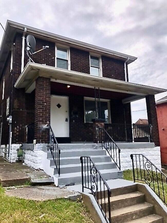 Building Photo - *** Swissvale * Beautiful & Spacious 4 Bedroom / 2 Bath House * Large Fenced in Backyard * Pet Fr...