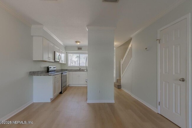 Building Photo - 360 14th Ave S