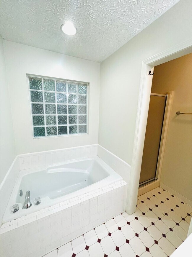Building Photo - ** 3 Bed 2 Bath located off McQueen Smith ...