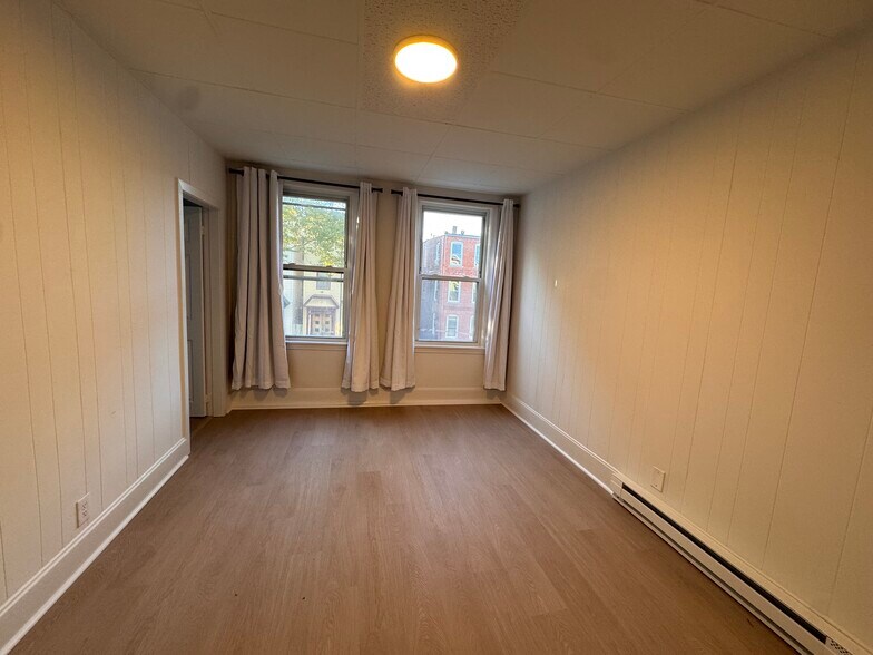 Building Photo - 211 Chelsea St