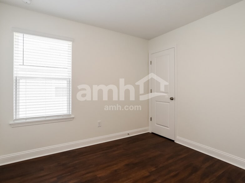 Building Photo - 301 Banyan Frst Dr