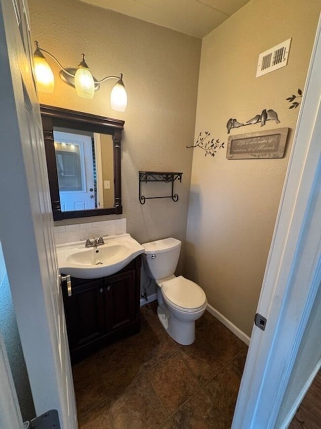 Building Photo - Available for Move In 3 Bed, 2.5 Bath Home...