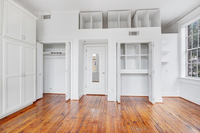 Building Photo - 321 W Broughton St