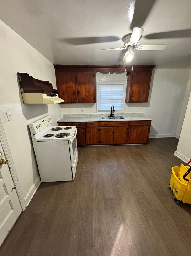 Building Photo - 4 bed 2 bath house in Petersburg