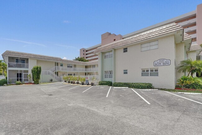 Building Photo - 1450 N Riverside Dr