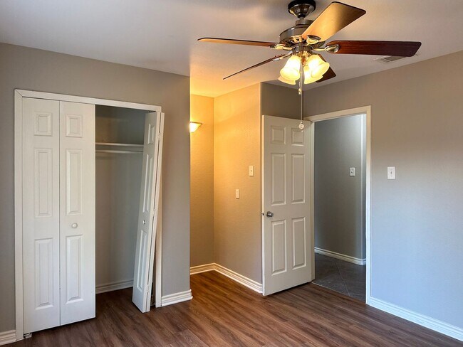 Building Photo - 4 Bedroom / 2 Bath / 2 Car Garage