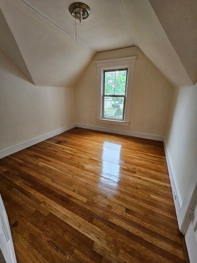 Building Photo - 605 Hall St