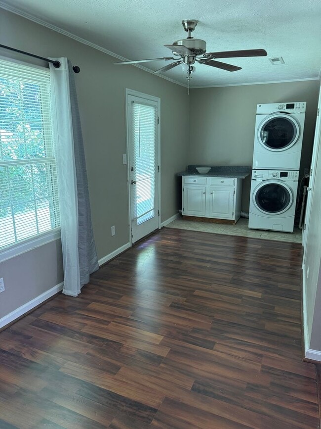 Building Photo - 2 Bedroom || 2 Bathroom - Single Level Tow...